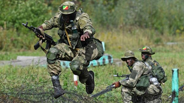 Военнослужащие вооруженных сил Республики Конго во время прохождения этапа Тропа разведчика в рамках Армейских международных игр АрМИ-2020