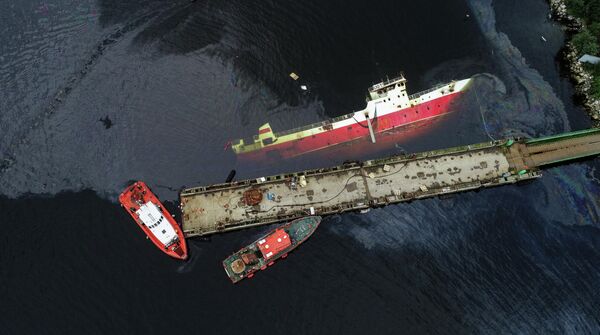 Ликвидация последствий разлива нефтепродуктов  судна Сайда в Мурманске