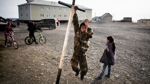 Дети играют на улице чукотского поселка