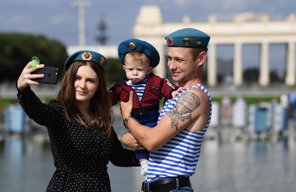 Десантник с семьей фотографируется на праздновании Дня Воздушно-десантных войск в парке Горького в Москве