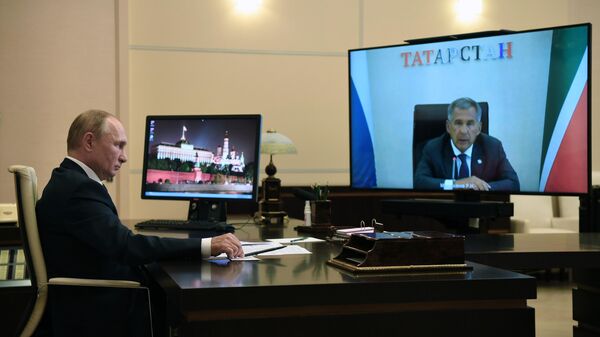 Президент РФ Владимир Путин во время встречи в режиме видеоконференции с президентом Республики Татарстан Рустамом Миннихановым