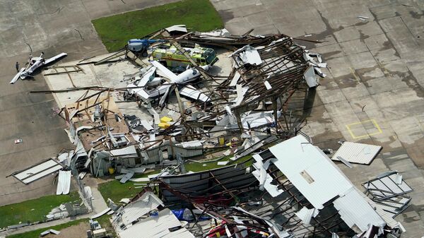 Ангар для самолета после урагана Лаура в районе озера Чарльз, штат Луизиана, США