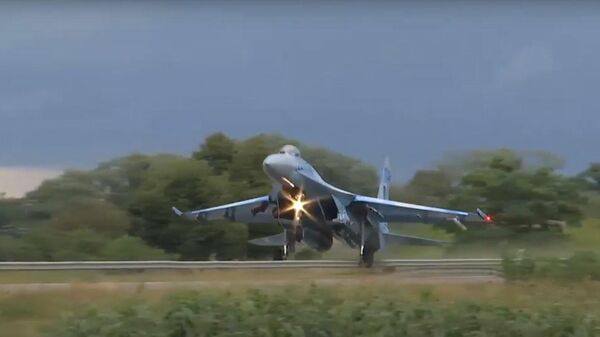 Украинский Су-27 снес дорожный знак во время учений