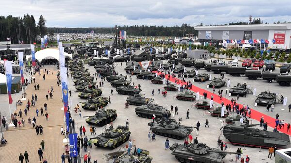 Посетители на выставке вооружений Международного военно-технического форума Армия-2020 в военно-патриотическом парке Патриот
