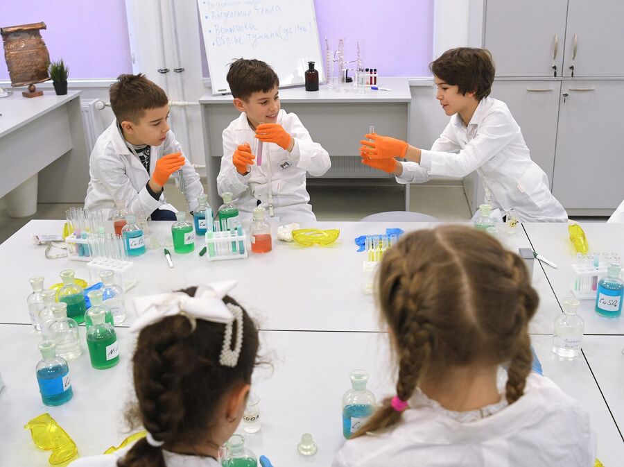 Учащиеся в химический лаборатории