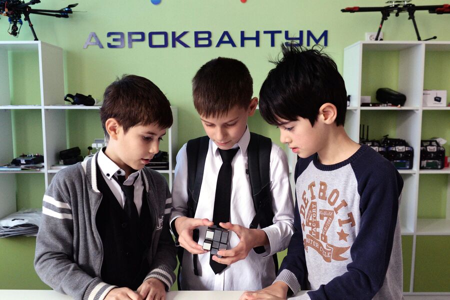 Школьники в детском технопарке Кванториум, открывшемся на территории математической школы в Грозноми