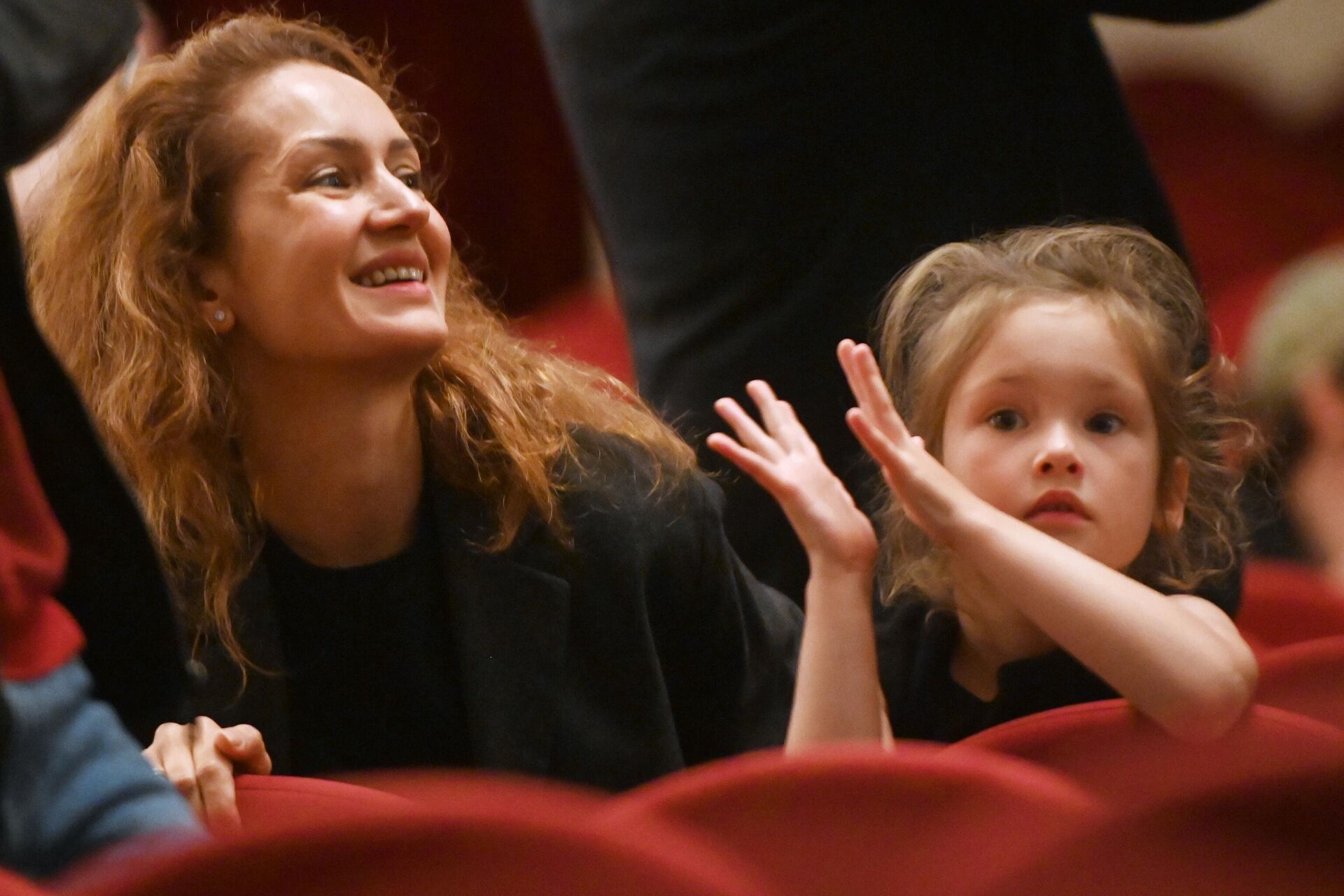 Актриса Виктория Исакова с дочерью Варварой во время сбора труппы в Московском драматическом театре имени А. С. Пушкина. - РИА Новости, 1920, 28.10.2025