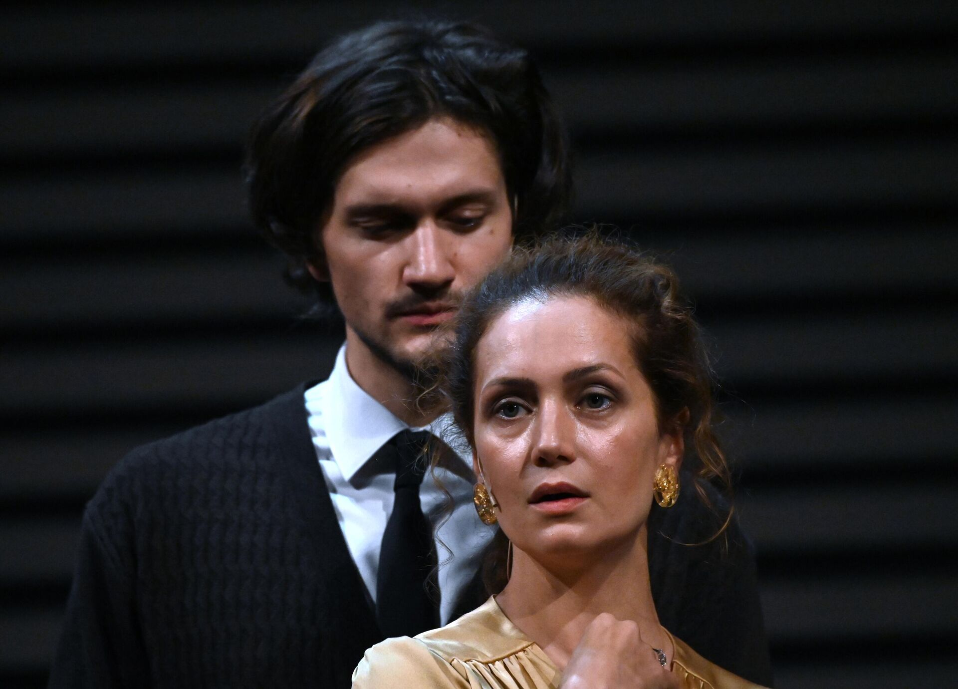 Актеры Виктория Исакова в роли Араминты и Федор Левин в роли Доранта в спектакле Ложные признания режиссера Евгения Писарева на сцене Московского драматического театра имени А. С. Пушкина. - РИА Новости, 1920, 28.10.2025