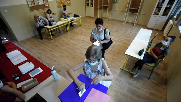 Голосование на избирательном участке во время всеобщих выборов в Подгорице, Черногория. 30 августа 2020