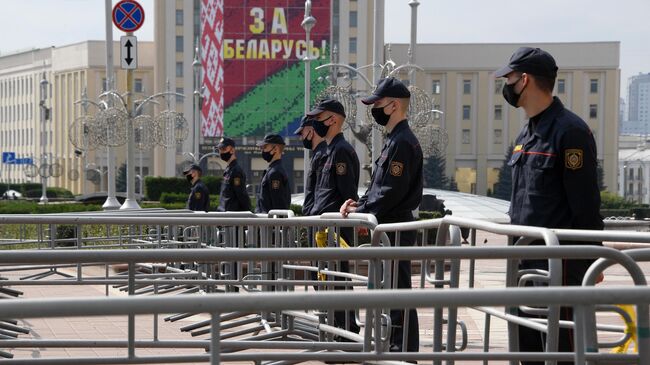 Сотрудники милиции во время акции протеста на площади Независимости в Минске