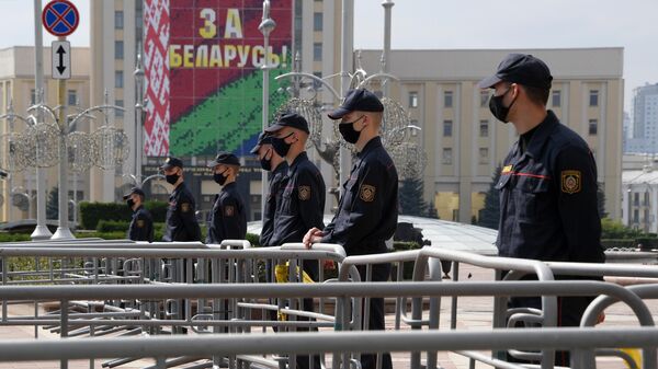 Сотрудники милиции во время акции протеста на площади Независимости в Минске