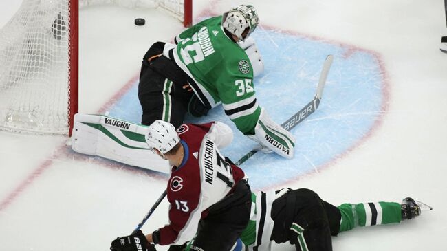 Валерий Ничушкин забивает гол в матче плей-офф НХЛ.
