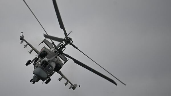 Ударный вертолет Ка-52 Аллигатор выполняет демонстрационный полет в рамках Международного форума Армия-2020 на аэродроме Кубинка в Подмосковье