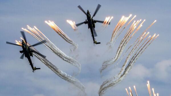 Ударные вертолеты Ми-28Н Ночной охотник выполняют демонстрационный полет в рамках Международного форума Армия-2020 на аэродроме Кубинка в Подмосковье