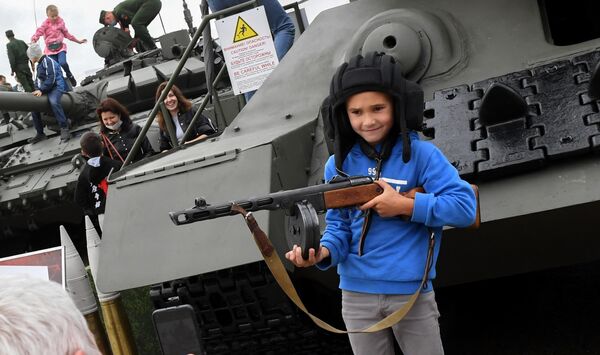 Посетители фотографируются у танка Т-34 на выставке вооружений Международного военно-технического форума (МВТФ) Армия-2020 в военно-патриотическом парке Патриот