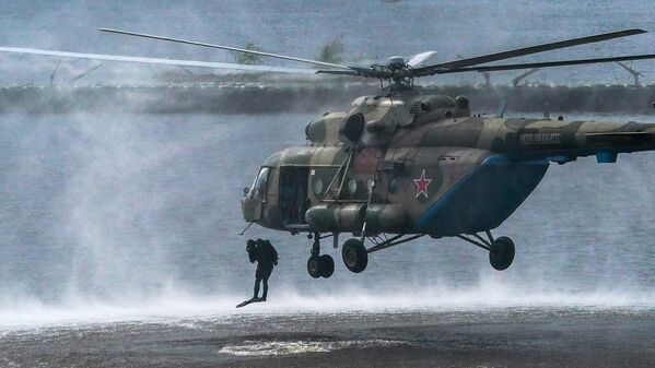 Военнослужащие десантируются из вертолета Ми-8 в ходе демонстрационной программы военной техники в рамках Международного форума Армия-2020 в водном кластере на полигоне Алабино в Подмосковье