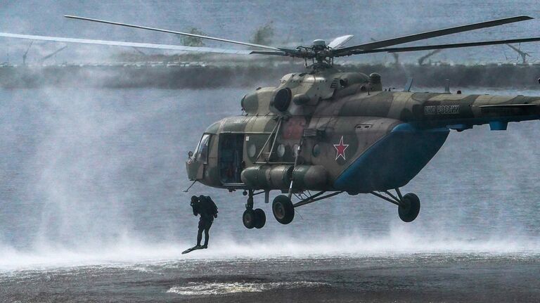 Военнослужащие десантируются из вертолета Ми-8 в ходе демонстрационной программы военной техники в рамках Международного форума Армия-2020 в водном кластере на полигоне Алабино в Подмосковье