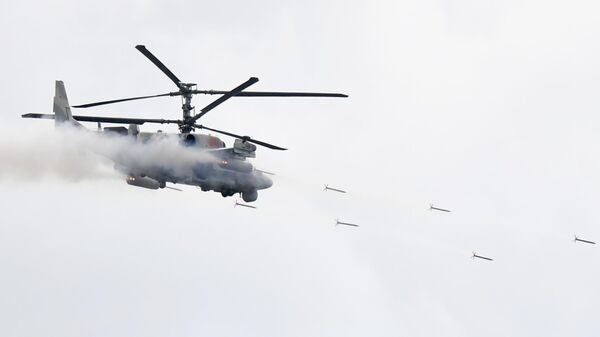 Ударный вертолет Ка-52 Аллигатор во время динамического показа вооружений, военной и специальной техники мотострелковых войск в рамках МВТФ Армия-2020 в сухопутном кластере на полигоне Алабино 