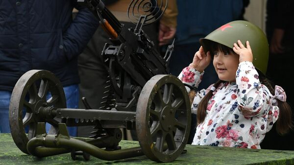 Юная посетительница у зенитного пулемета ДШК на выставке вооружений Международного военно-технического форума (МВТФ) Армия-2020 в военно-патриотическом парке Патриот