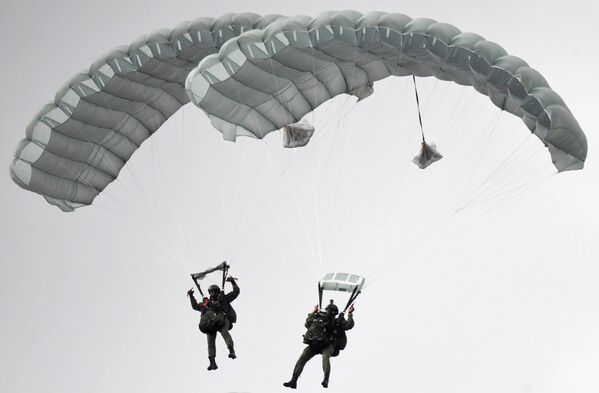 Высадка парашютистов во время динамического показа вооружений, военной и специальной техники мотострелковых войск в рамках МВТФ Армия-2020 в сухопутном кластере на полигоне Алабино 