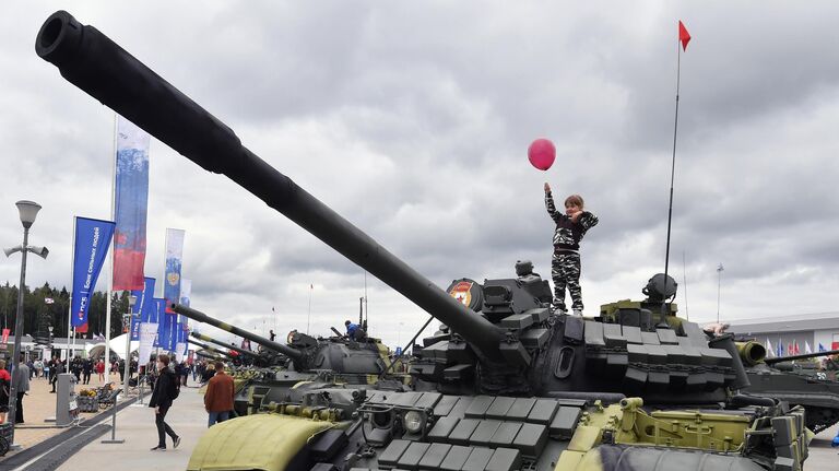 Юная посетительница на выставке вооружений Международного военно-технического форума (МВТФ) Армия-2020 в военно-патриотическом парке Патриот