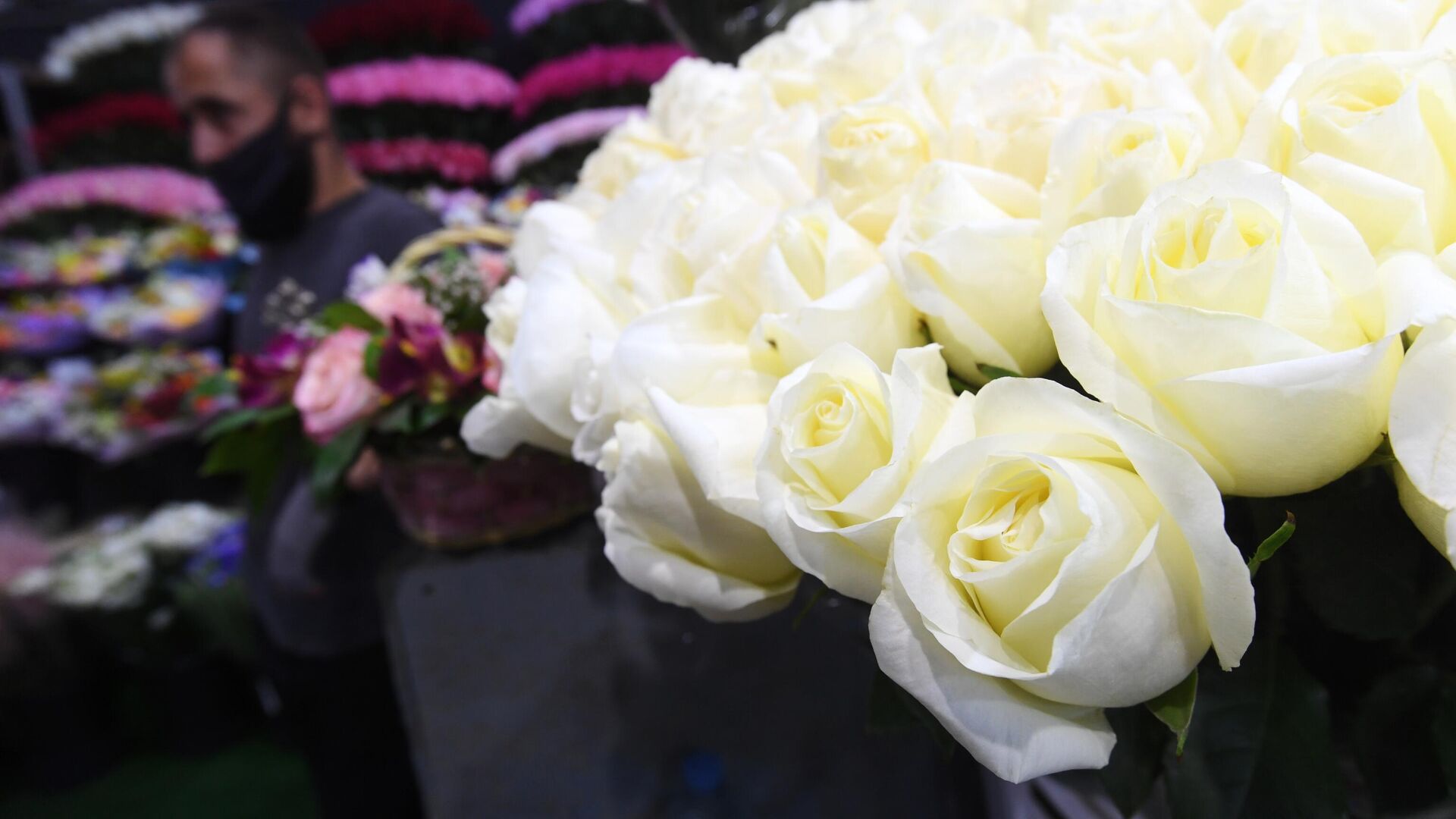 Продажа цветов на Рижском рынке в Москве накануне 1 сентября - РИА Новости, 1920, 07.09.2021