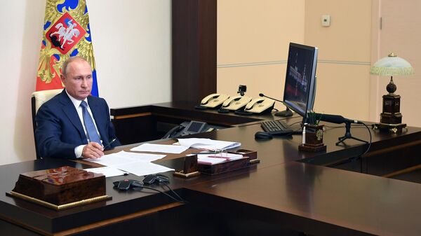 Президент РФ Владимир Путин во время встречи в режиме видеоконференции с временно исполняющим обязанности главы Республики Коми Владимиром Уйбой