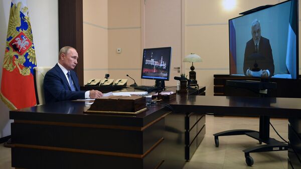 Президент РФ Владимир Путин во время встречи в режиме видеоконференции с временно исполняющим обязанности главы Республики Коми Владимиром Уйбой