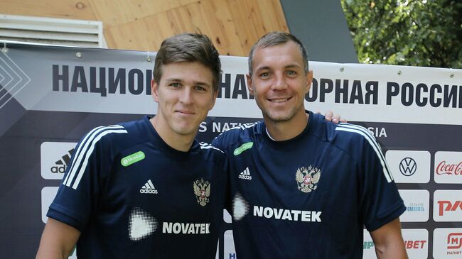 Футболисты сборной России Артем Дзюба (справа) и Александр Соболев