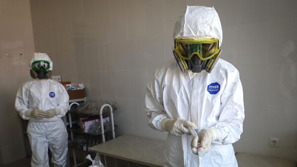 Медицинские работники в госпитале для зараженных коронавирусной инфекцией 