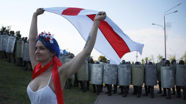 Участница акции протеста оппозиции в Минске