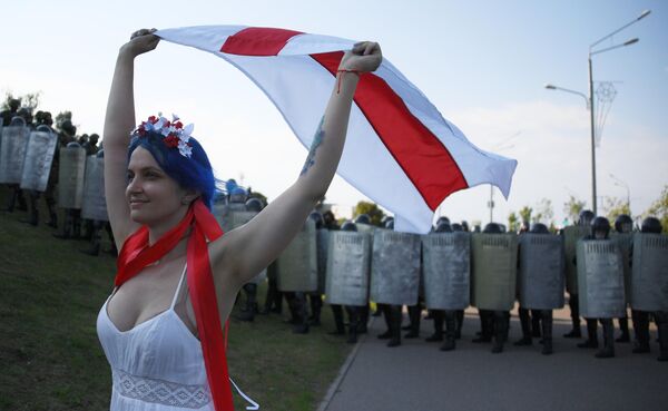 Участница акции протеста оппозиции в Минске