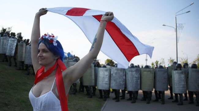 Участница акции протеста оппозиции в Минске