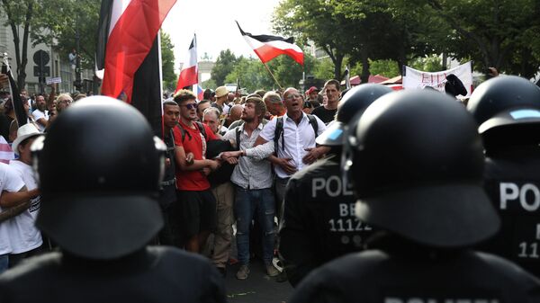 Люди во время митинга против правительственных ограничений после вспышки COVID-19 в Берлине, Германия