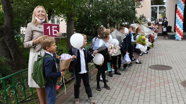 Первоклассники во время праздничной торжественной линейки в московской школе
