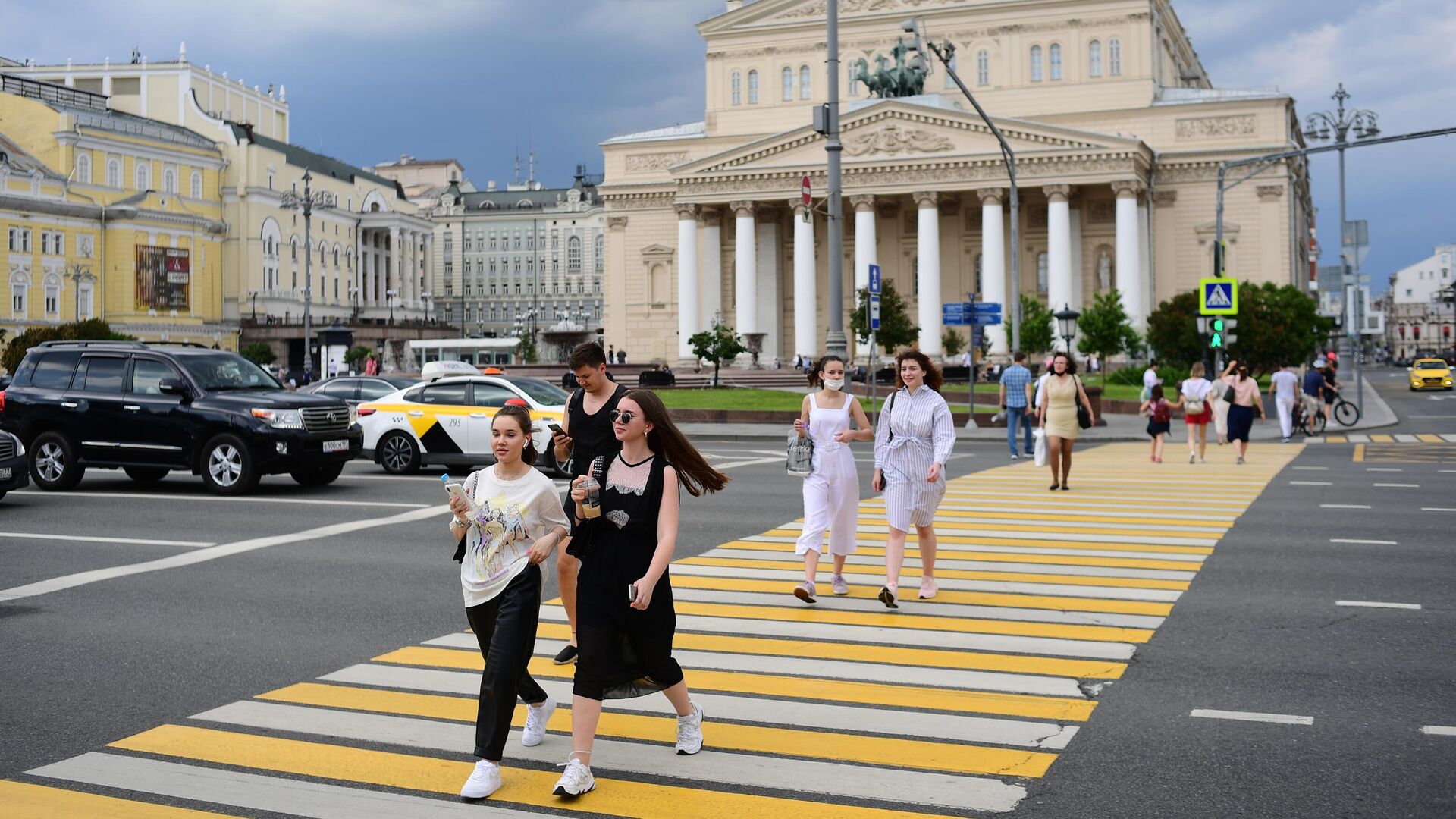 Девушки на пешеходном переходе на Театральной площади в Москве - РИА Новости, 1920, 18.08.2022