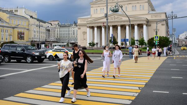 Девушки на пешеходном переходе на Театральной площади в Москве