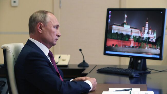 Президент РФ Владимир Путин выступает на Всероссийском открытом уроке Помнить - значит знать в режиме видеоконференции