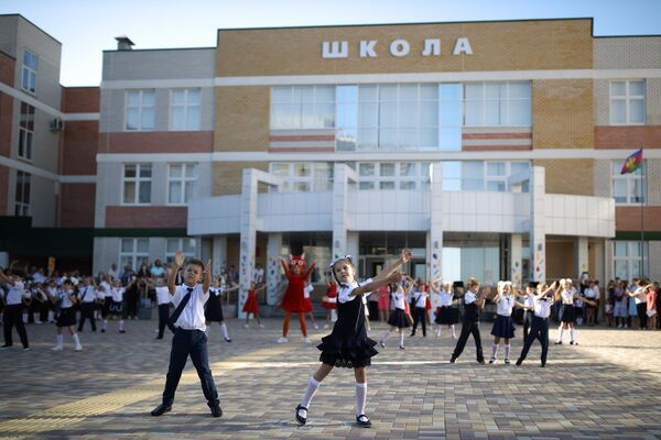 Выступление школьников на праздничной линейке в школе №71 в День знаний в Краснодаре