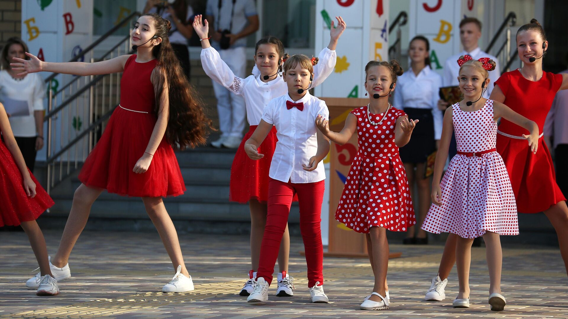Выступление школьников на праздничной линейке в школе №71 в День знаний в Краснодаре - РИА Новости, 1920, 20.11.2020