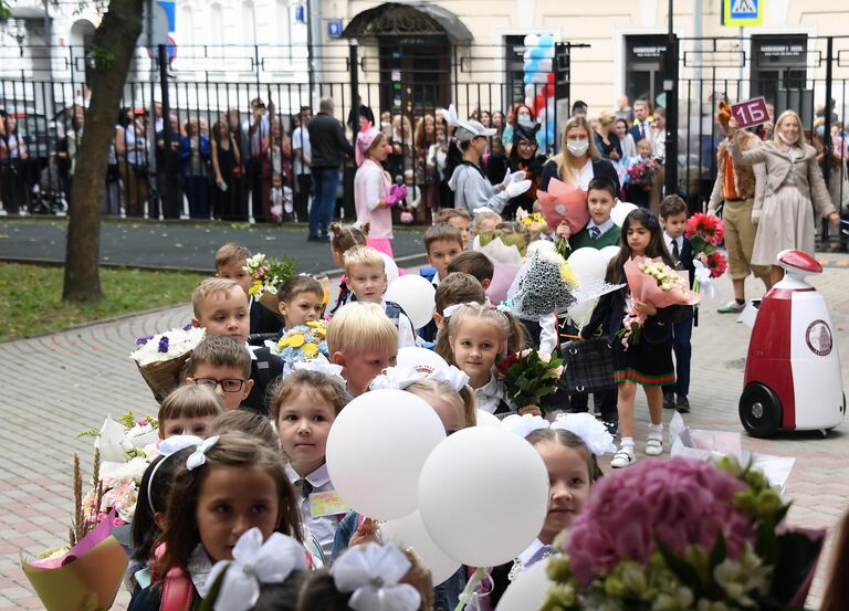 Первоклассники входят в здание московской школы №1520 после праздничной линейки в День знаний