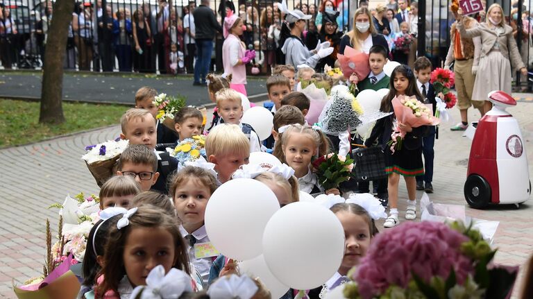 Первоклассники входят в здание московской школы №1520 после праздничной линейки в День знаний