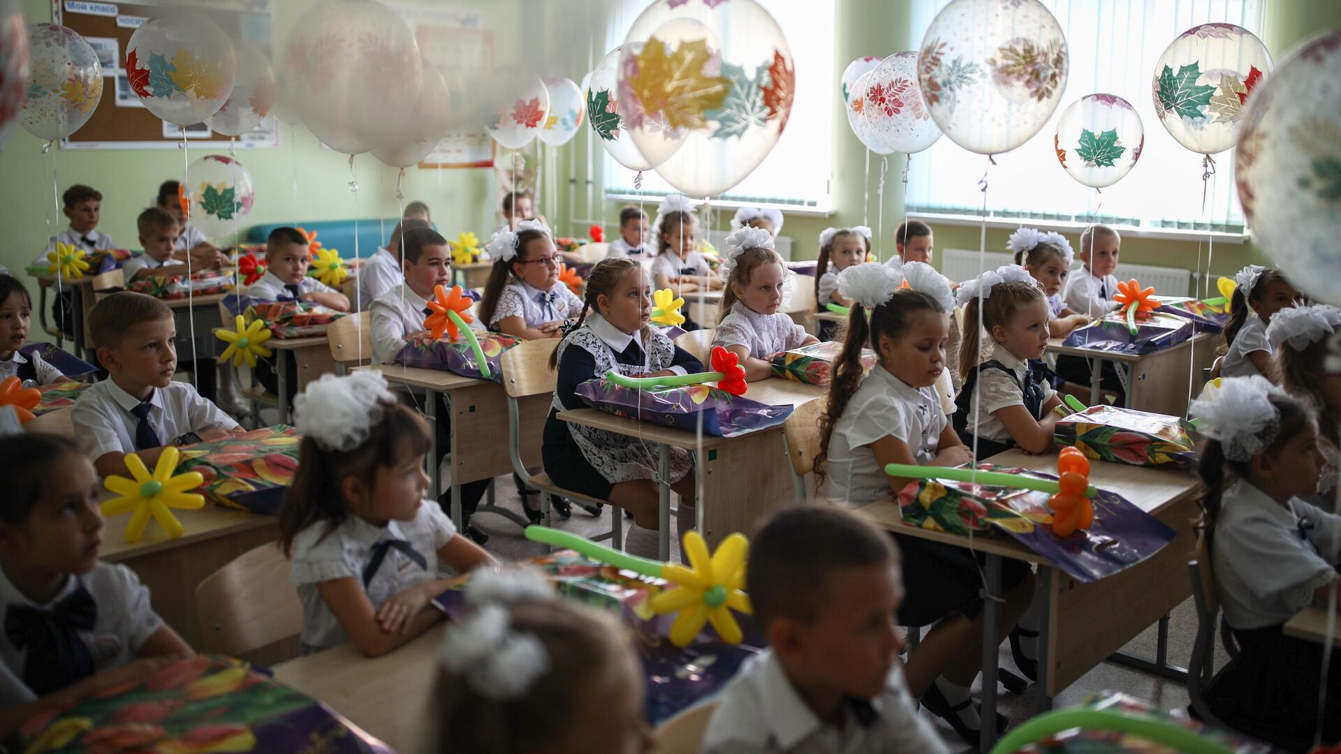 Первоклассники сидят за партой в классе в школе №71 в День знаний в Краснодаре - РИА Новости, 1920, 06.09.2020
