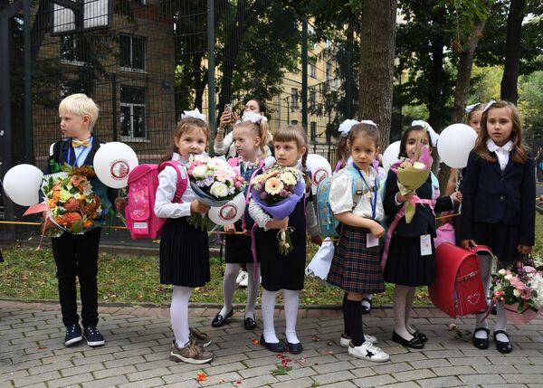 Первоклассники во время праздничной торжественной линейки в московской школе №1520 в День знаний