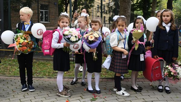 Первоклассники во время праздничной торжественной линейки в московской школе №1520 в День знаний