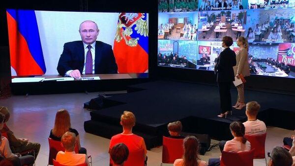 Путин назвал коллаборационистами тех, кто соглашается с переписыванием истории