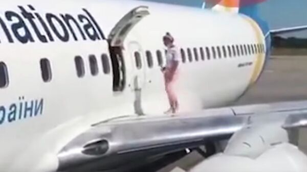 Женщина на крыле самолета в Борисполе, Украина. Стоп-кадр видео