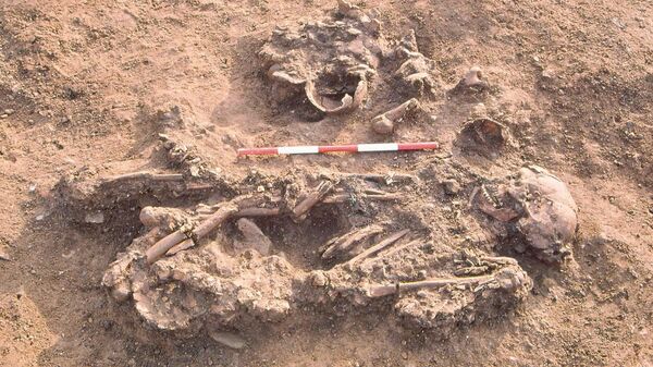 Захоронение женщины вместе с костями нескольких человек, умерших на 60−170 лет раньше нее
