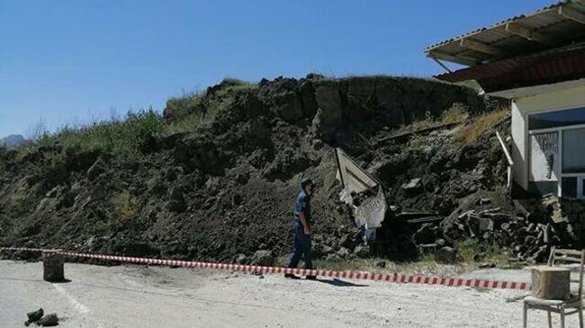 В Акушинском районе Дагестана на 18 км республиканской автодороги Леваши-Акуша сошел оползень