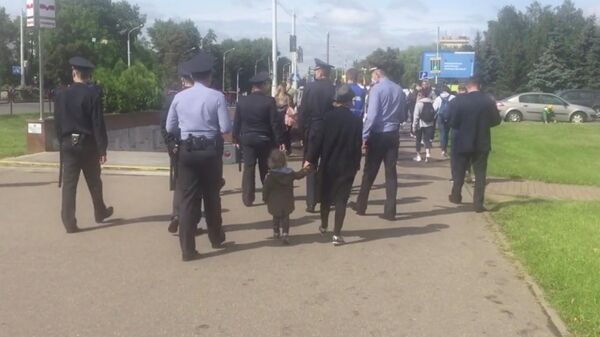 Полиция оттесняет протестующих от Мнского тракторного завода